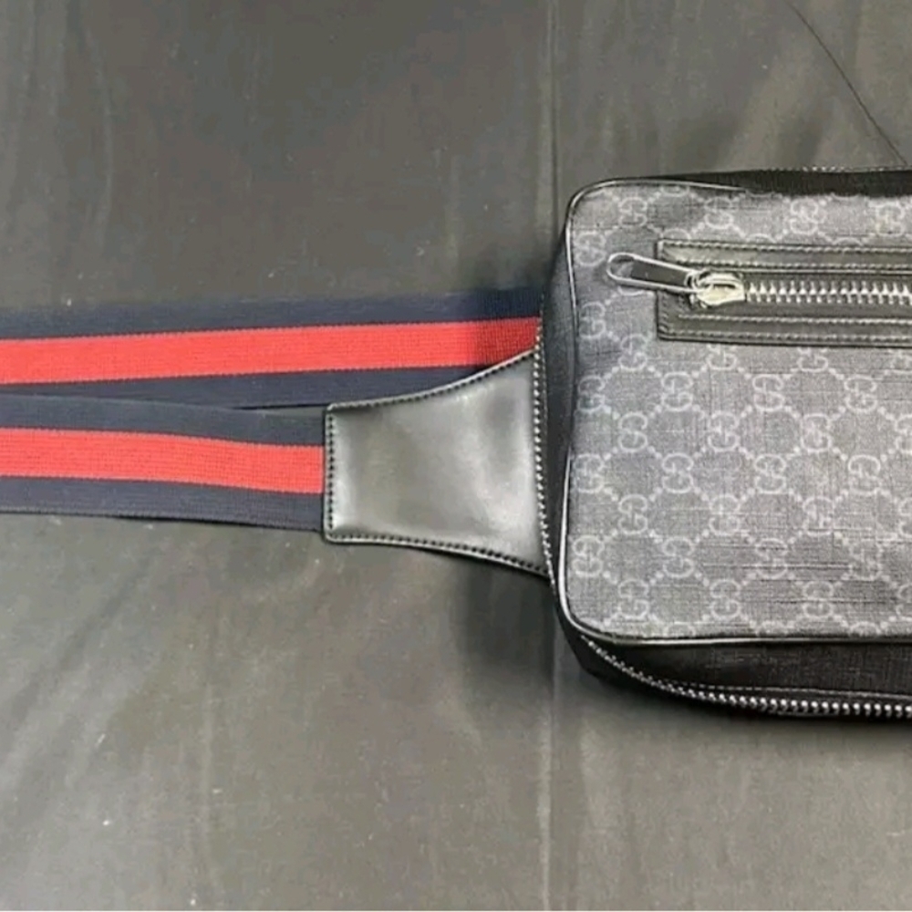 Gucci GG Supreme Sling / Messenger Bag.